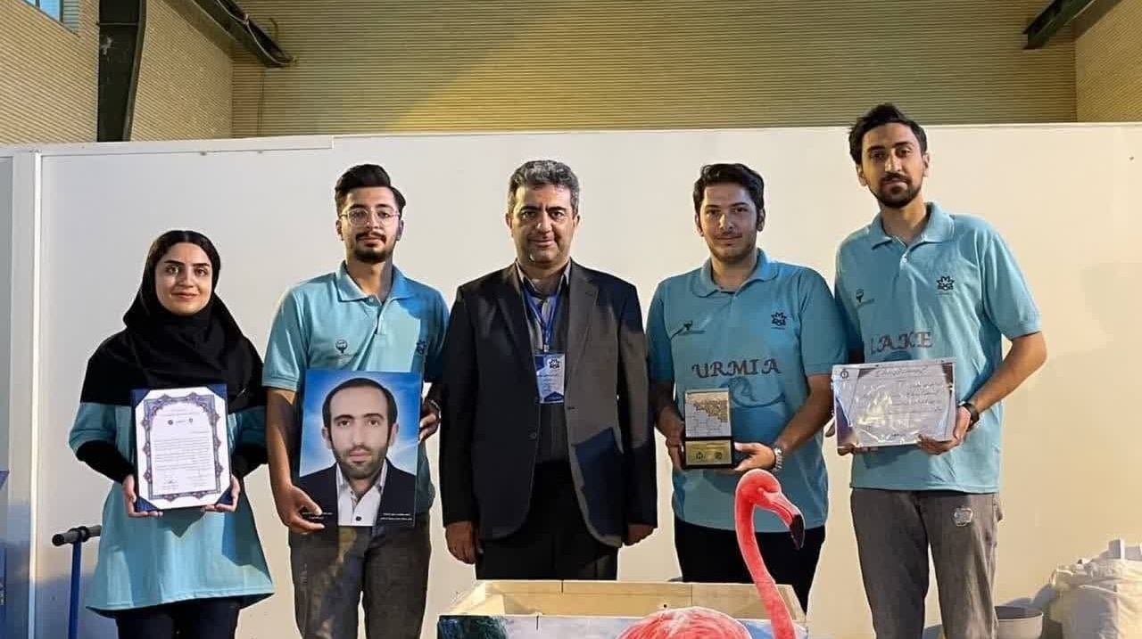 اخذ تندیس مسابقات هفتمین دوره مسابقات ملی دیوار خاک مسلح توسط دانشجویان توانمند دانشگاه ارومیه