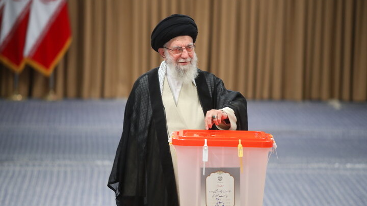رهبر انقلاب رأی خود را در انتخابات ریاست جمهوری چهاردهم به صندوق انداختند.