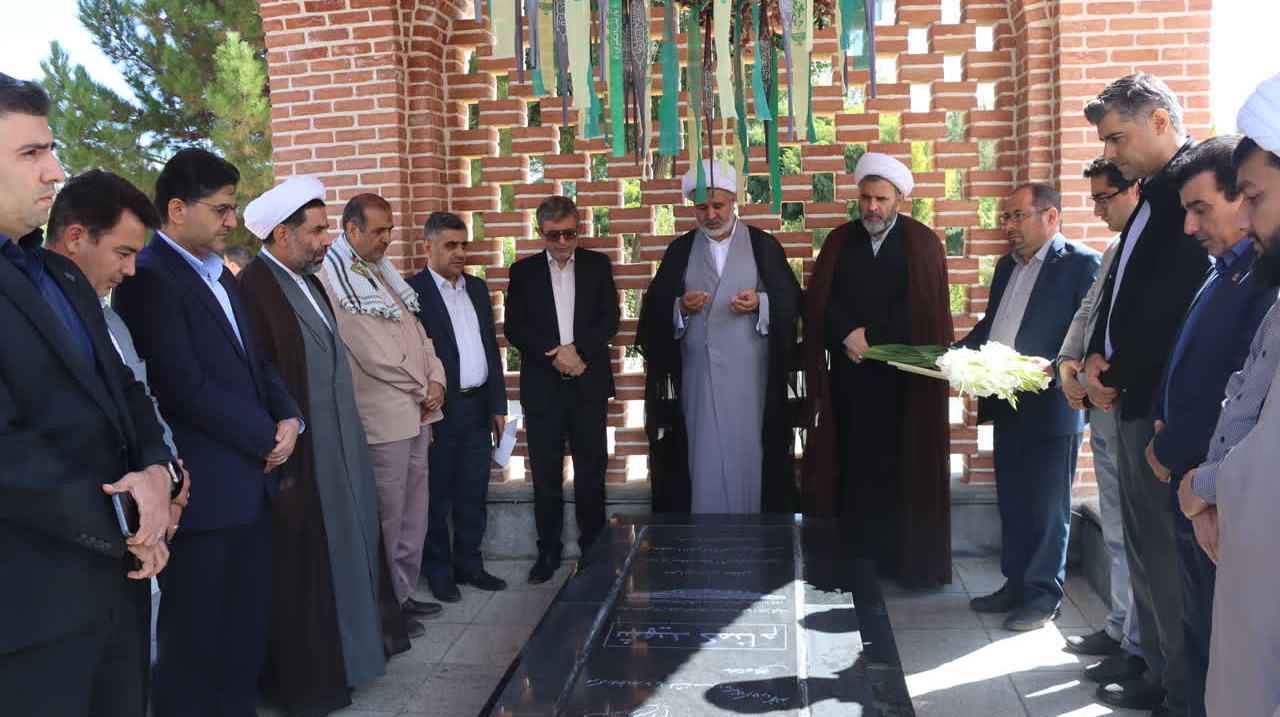 مراسم غبارروبی مزار شهدا دانشگاه همزمان با اعلام انزجار از جنایات رژیم صهیونیستی برگزار شد.