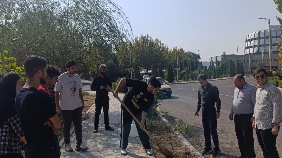 کاشت نهال در دومین برنامه دوشنبه های محیطی زیستی کانون دانشجویی محیط زیست