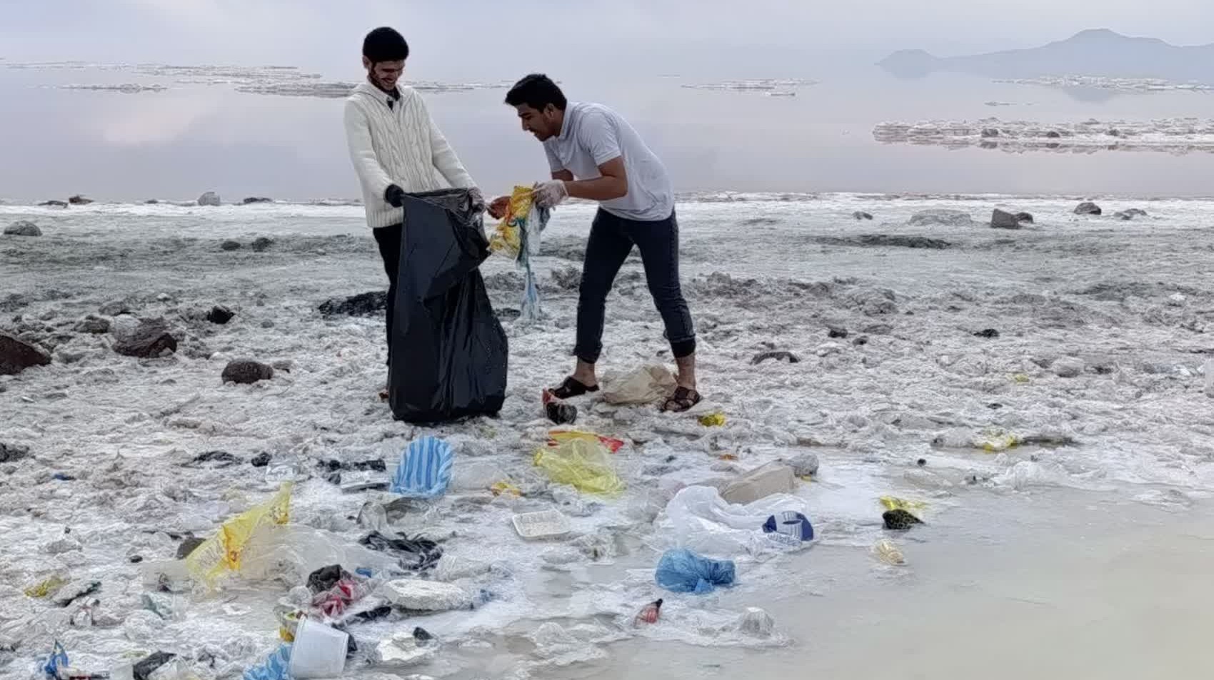 پویش پاکسازی دریاچه ارومیه با حضور فعالان دانشجویی دانشگاه ارومیه برگزار شد.