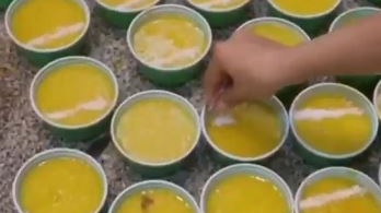 طبخ و توزیع احسان فاطمی به همت خادمین هیئت فاطمیه دانشگاه ارومیه