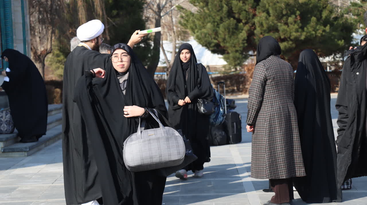 دانشجویان دختر دانشگاه ارومیه جهت اعزام به اردوی راهیان نور مناطق عملیاتی جنوب کشور،‌ بدرقه شدند.