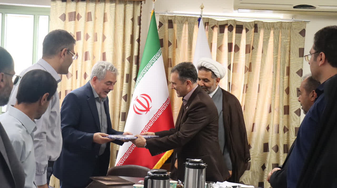 تقدیراز زحمات دکتر جوادی معاون سابق فرهنگی و دانشجویی در نشست شورای مشاورین فرهنگی دانشکده ها